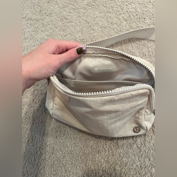 white Lululemon fanny pack worn only a couple times no tags - Picture 2 of 3